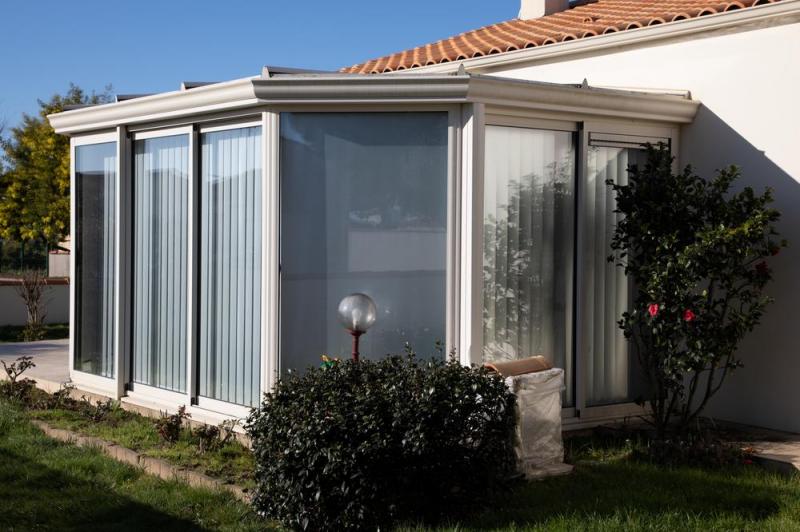 Aluminium ou bois, deux options &agrave; comparer avant d'installer une v&eacute;randa